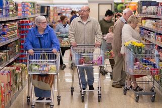 První supermarket zlevňuje důchodcům zboží. Takhle na to reagují jiné obchody